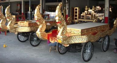 ราชรถ ใกล้จะเสร็จแล้ว ประกอบข้างละเศียรแล้ว เหลืออีกข้างละ๒เศียร 